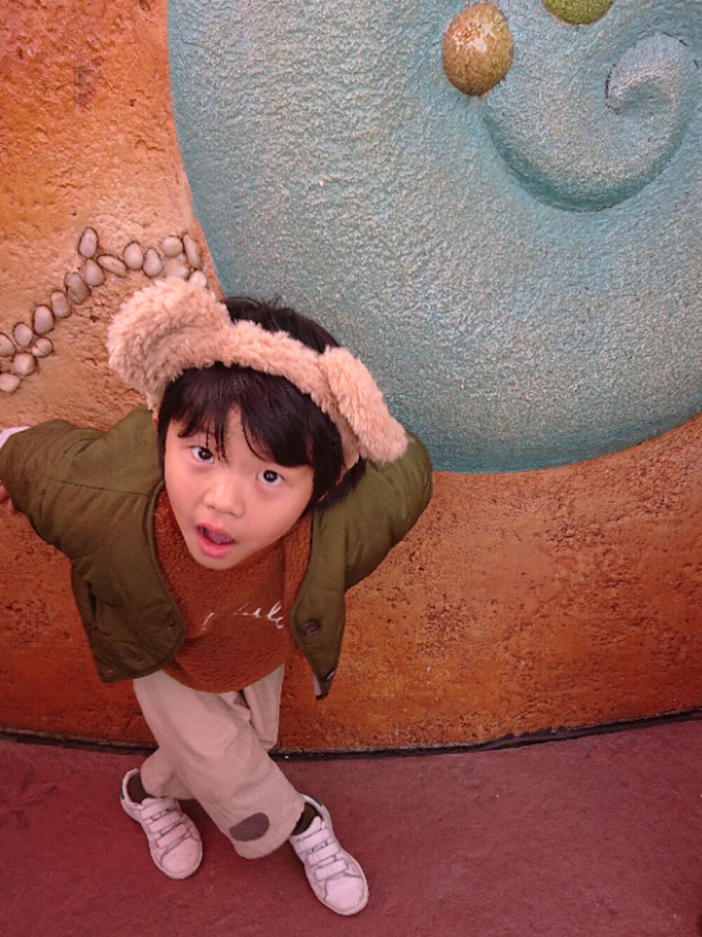 「ディズニー、ディズニーコーデ、ディズニーシー、ダッフィー、ダッフィーコーデ、5歳」｜「Birthdayのアイテム（ジャケット/アウター、グリーン系）」を使った、koanoaさん（メンズ・120cm）の冬コーディネートの1枚目の写真