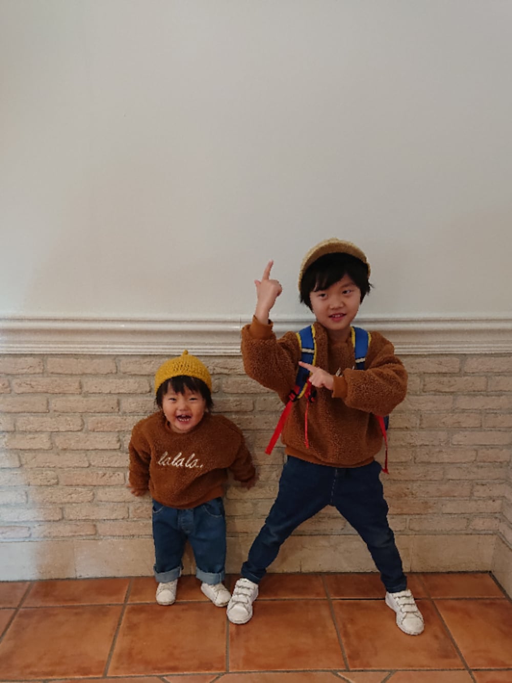 「冬コーデ、韓国子供服、兄弟コーディネート、リンクコーデ、お洒落さんとつながりたい、韓国ファッション、ニット帽、ワイドパンツ」｜「devirockのデニムサルエルタックパンツ サルエルパンツ（デニムパンツ、ブルー系）」を使った、koanoaさん（メンズ・120cm）の冬コーディネートの1枚目の写真