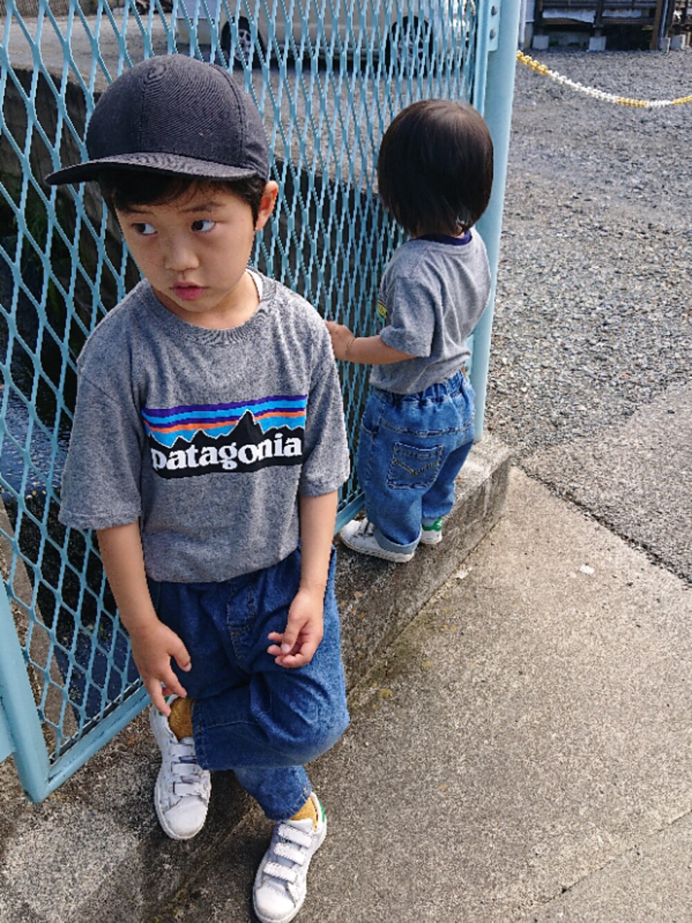 「夏コーデ、今日のコーデ、スニーカー、春夏コーデ、デニムパンツ、兄弟コーディネート、リンクコーデ」｜「patagoniaのpatagonia/パタゴニア/Boys T-shirt/ボーイズP-6Tシャツ/62153（Tシャツ/カットソー、グレー系）」を使った、koanoaさん（メンズ・120cm）の春コーディネートの1枚目の写真