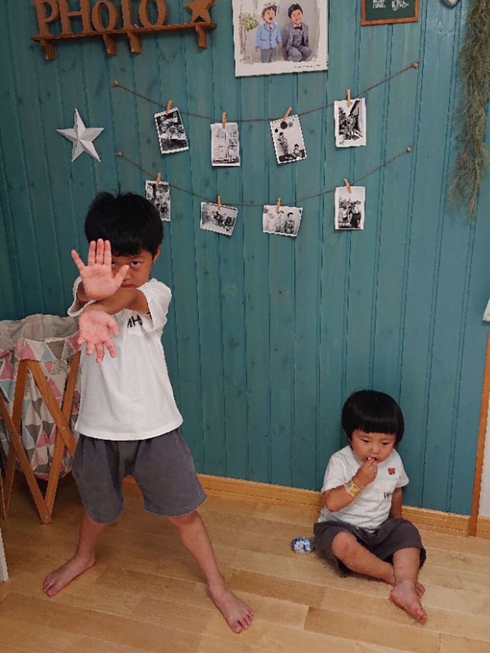 「夏、Tシャツ、モノトーン、韓国ファッション、韓国子供服、リンクコーデ、兄弟コーディネート、6歳、2歳」｜「devirockのポケットロゴプリントTシャツ（Tシャツ/カットソー、ホワイト系）」を使った、koanoaさん（メンズ・120cm）の夏コーディネートの1枚目の写真