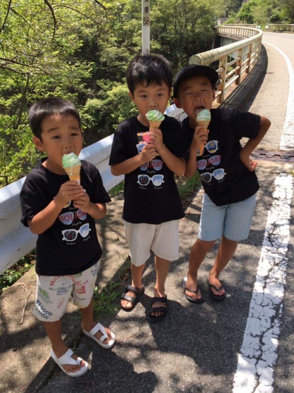 「夏、いいね、save、フォローお願いします🤑、ショートパンツ、ラフ、いとこ、男の子、おそろいコーデ」｜「SOROTTOの【ママとお揃い】EVAダブルベルトのスポーツサンダル (KIDS)（サンダル、ブラック系）」を使った、koanoaさん（メンズ・120cm）の夏コーディネートの1枚目の写真