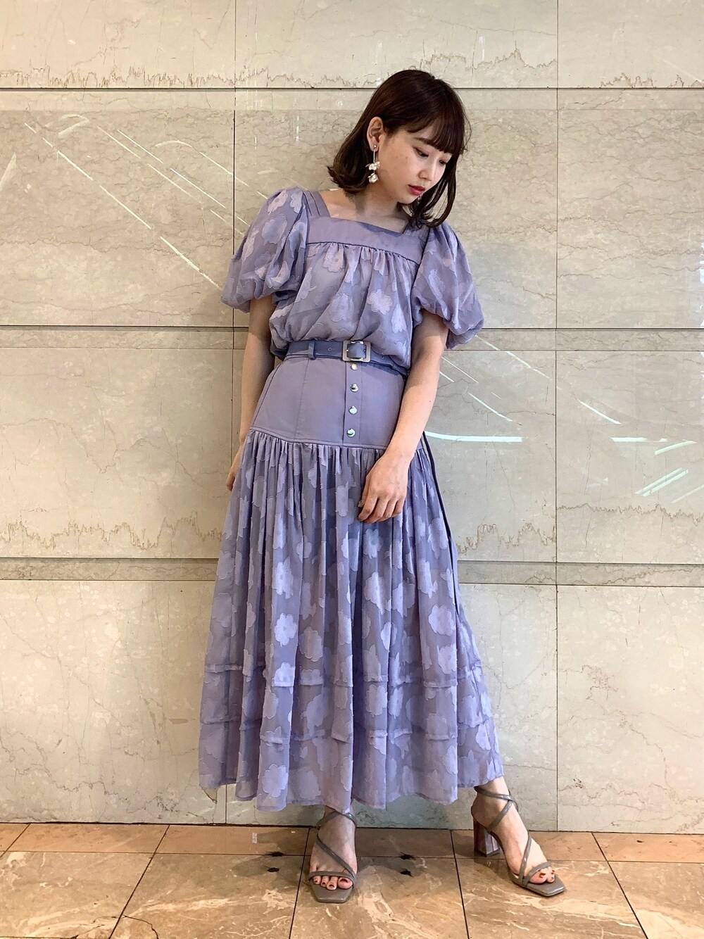 パープル系のその他パンツ、パープル系のシャツ/ブラウス、グレー系のサンダルを着用したレディースの秋コーディネートの1枚目の写真