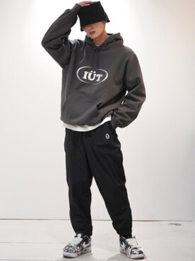 「ISTKUNST（イストクンスト）のISTKUNST／オーバーサイズロゴフーディー 2920170（パーカー、グレー系）」を使った、せっきーさん（メンズ・174cm）の冬コーディネート