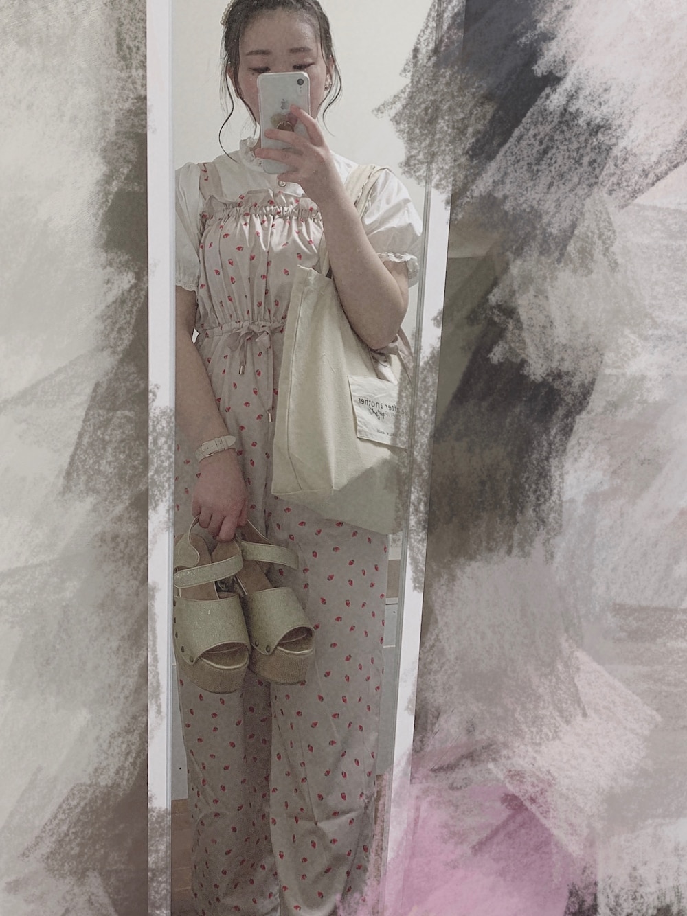 「nice claup、オールインワン、ガーリー、ラクチンコーデ」｜「one after another NICE CLAUPのいちご柄サロペット（サロペット/オーバーオール、ベージュ系）」を使った、nne☺︎︎さん（レディース・160cm）の春コーディネートの1枚目の写真
