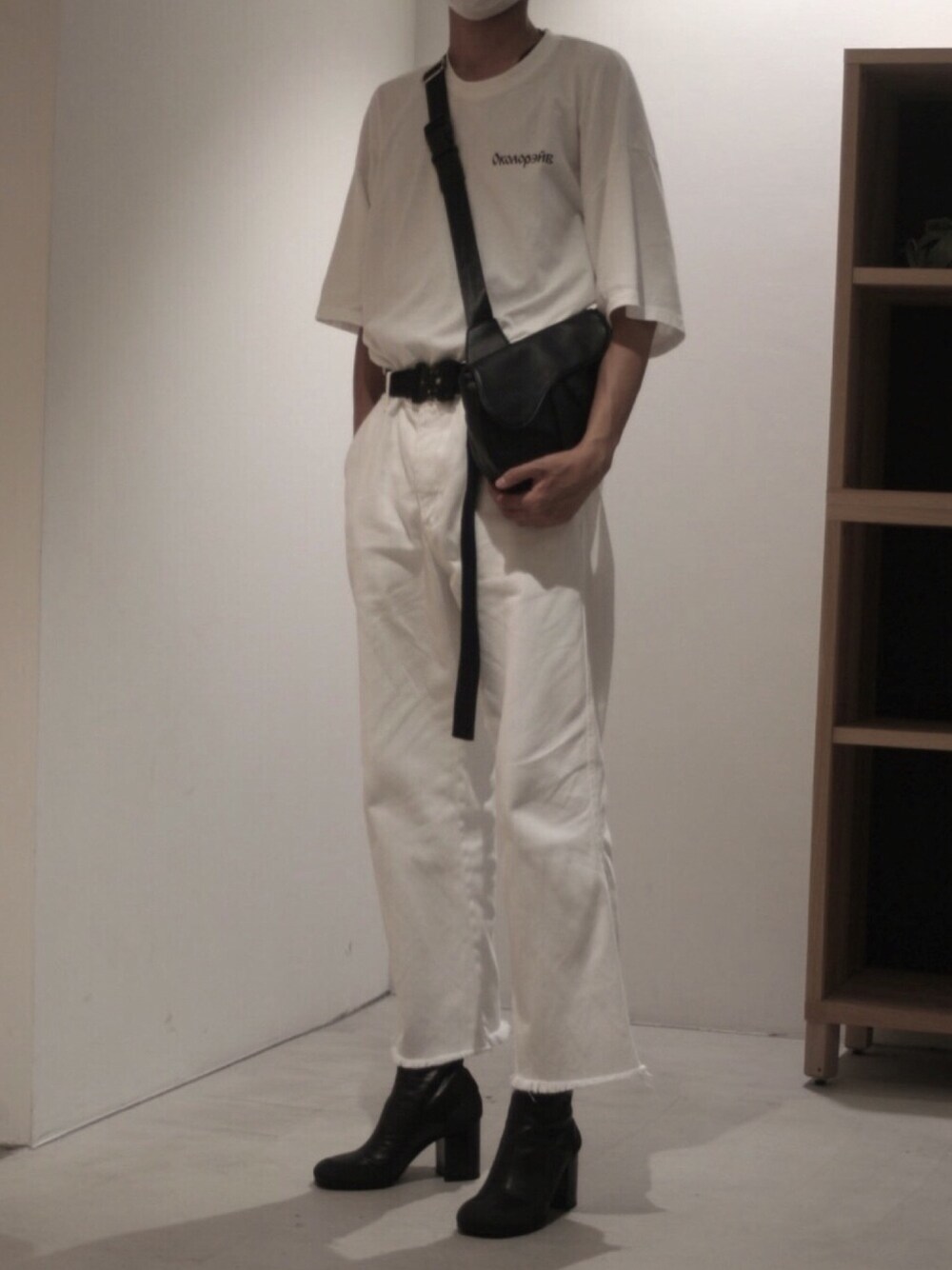 ホワイト系のTシャツ/カットソー、ホワイト系のデニムパンツ、ブラック系のブーツを着用したメンズの夏コーディネートの1枚目の写真