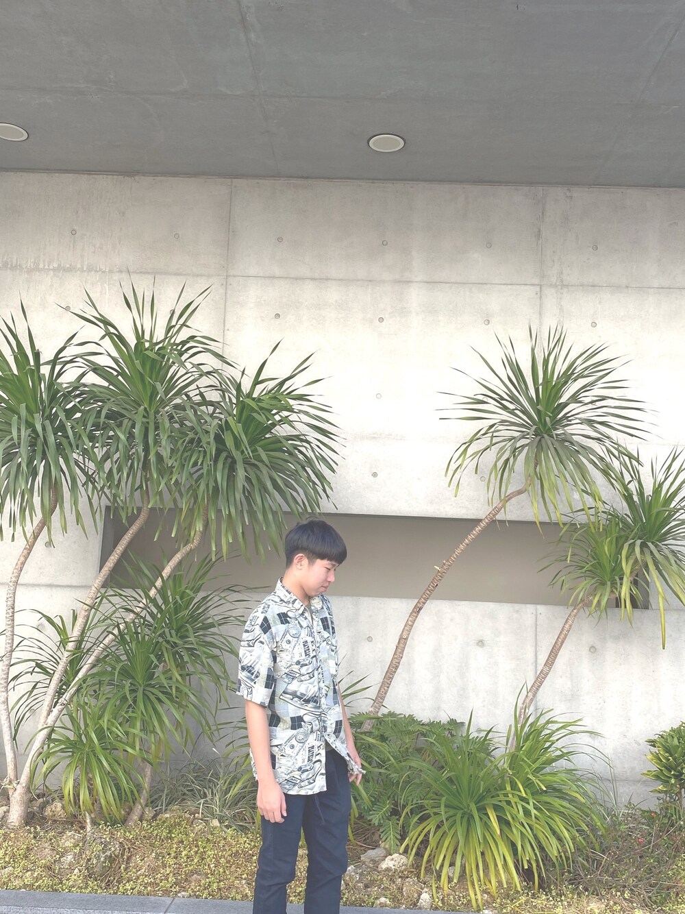 「花襯衫」｜「5のアイテム（チノパンツ、その他）」を使った、Yo.さん（メンズ・172cm）の夏コーディネートの1枚目の写真