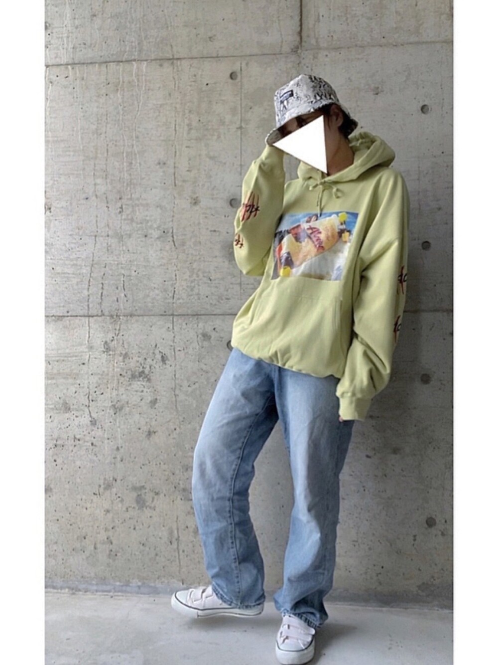 「秋のマイ旬スタイル、休日スタイル、ストリート、くすみカラー、バケットハット、パーカー、スニーカー、ゆるコーデ、カジュアル、オーバーサイズ」｜「jouetieのTONY ALVA フーディ（パーカー、グリーン系）」を使った、ﾐ_saki ‪さん（レディース・162cm）の秋コーディネートの1枚目の写真