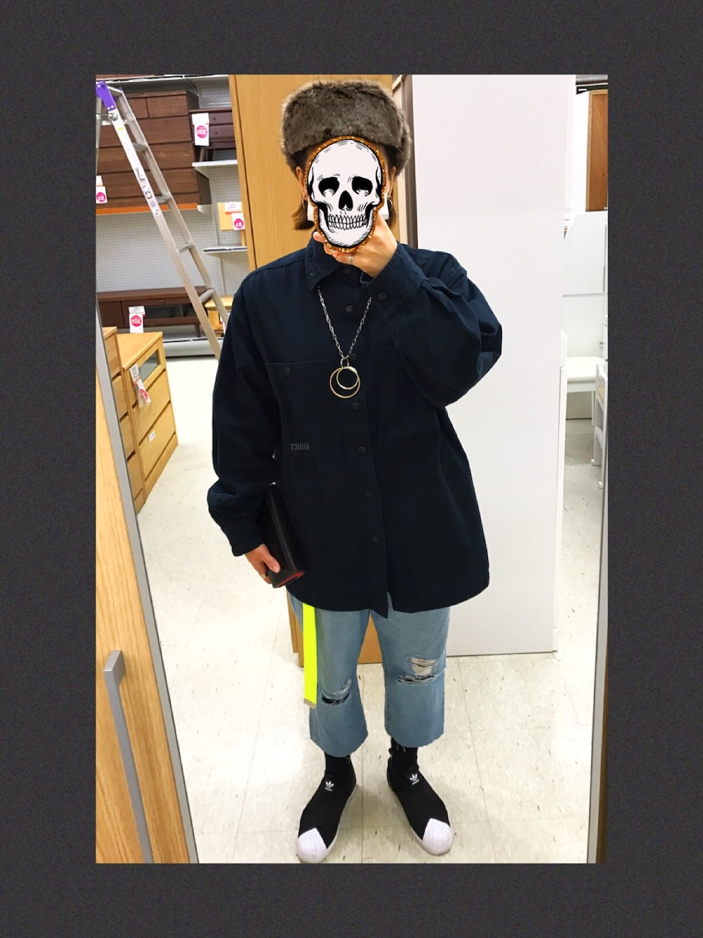 「ootd、古着、オーバーサイズ、ダメージデニムパンツ、カットオフ、スリッポン、フライトキャップ、スケータースタイル、ストリート、ガチャベルト」｜「adidasのオリジナルス スーパースタースリッポン[Superstar Slip On W]（スリッポン、ブラック系）」を使った、SKNYさん（レディース・159cm）の冬コーディネートの1枚目の写真