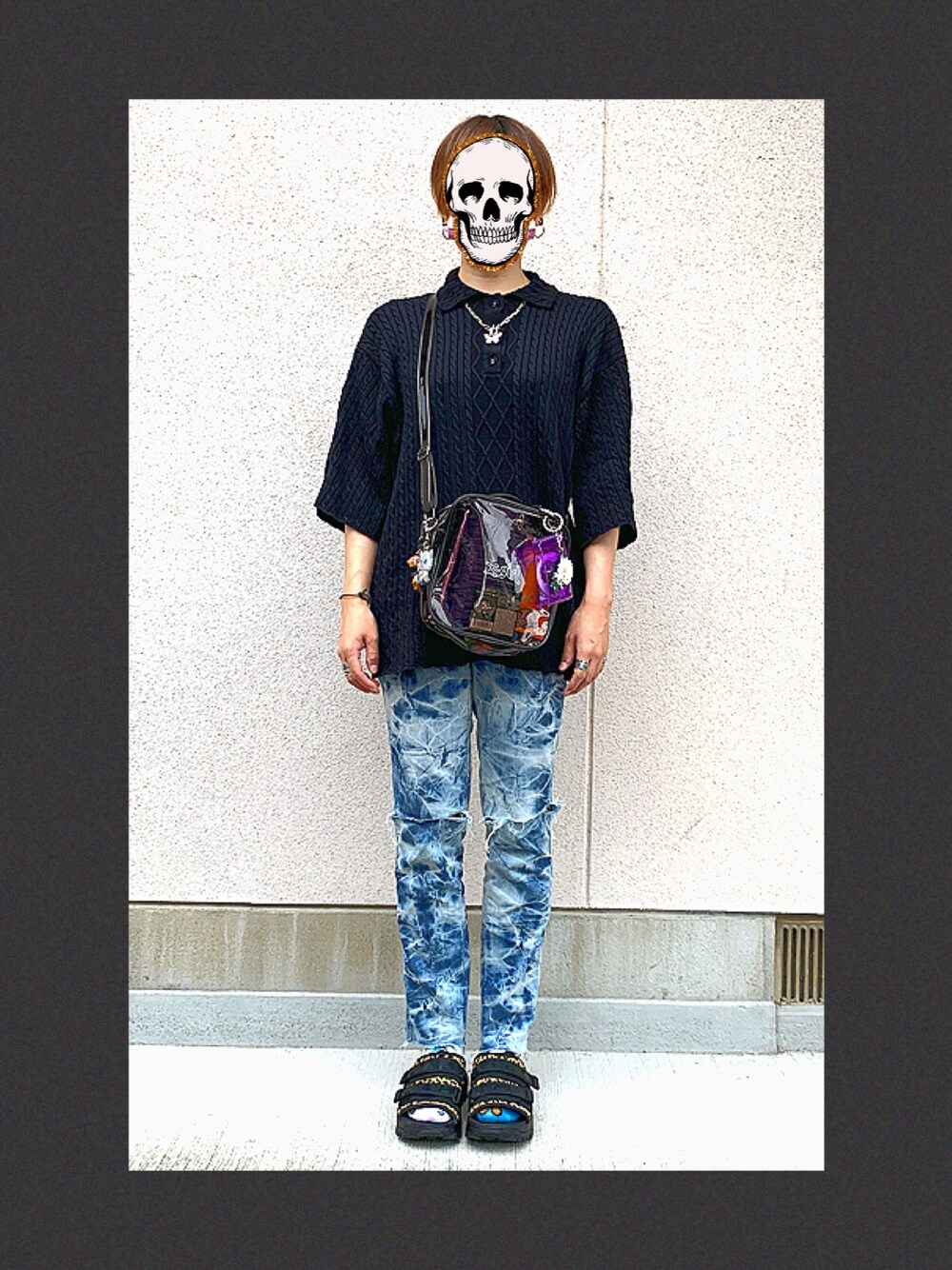 「ootd、シャツ好き集まれ、休日スタイル、リラックススタイル、ダメージデニムパンツ、ニット、厚底サンダル、サンダルに靴下、ラフ、クリアバッグ」｜「FILAの【WEB限定】FILA/フィラ　アウトドアサンダル(アニマルプリント/フラットサンダル)（サンダル、ブラック系）」を使った、SKNYさん（レディース・158cm）の夏コーディネートの1枚目の写真
