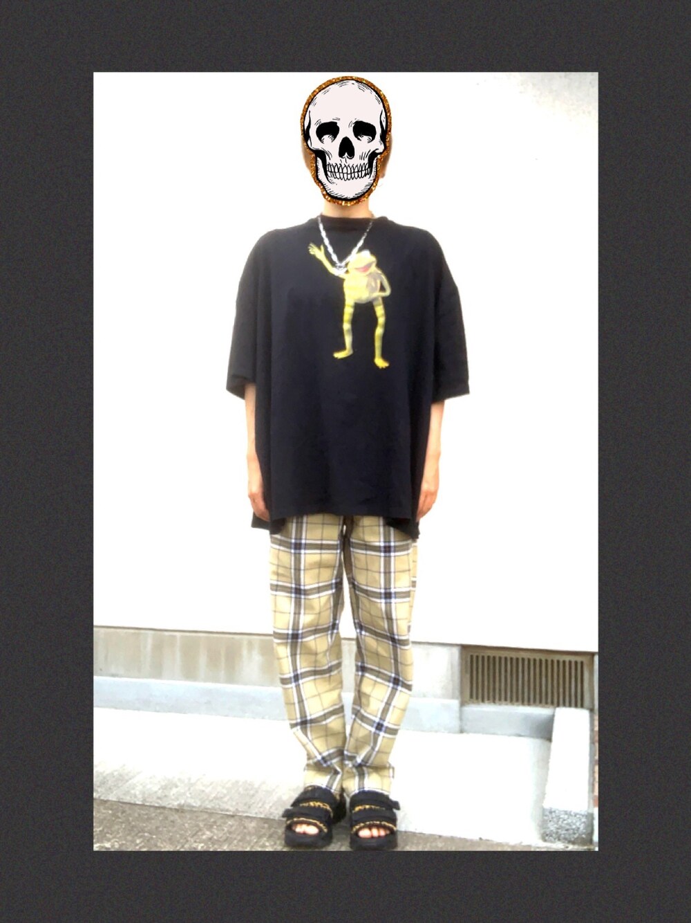 「ootd、シンプルコーデ、休日スタイル、ラクチンコーデ、今日のコーデ、シェフパンツ、オーバーサイズ、GU、リラックススタイル、チェックパンツ」｜「FILAの【WEB限定】FILA/フィラ　アウトドアサンダル(アニマルプリント/フラットサンダル)（サンダル、ブラック系）」を使った、SKNYさん（レディース・158cm）の夏コーディネートの1枚目の写真