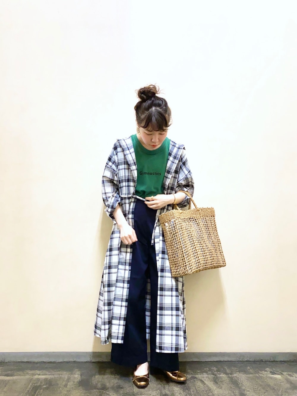 ホワイト系のワンピース、ブルー系のその他パンツ、グリーン系のTシャツ/カットソーを着用したレディースの夏コーディネートの1枚目の写真