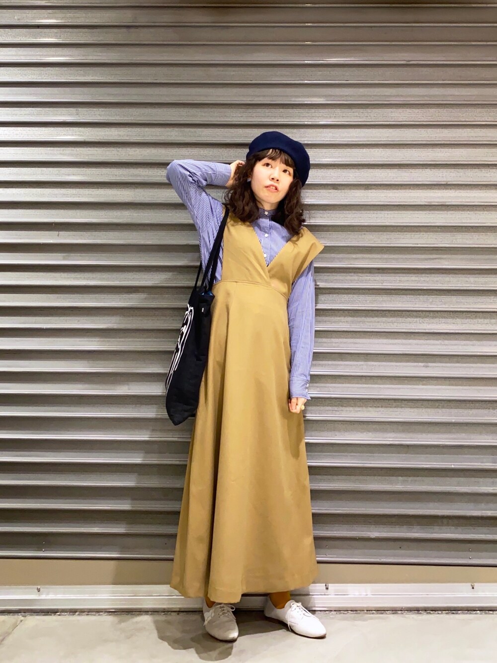ブルー系のシャツ/ブラウス、イエロー系のシャツワンピースを着用したレディースの冬コーディネートの1枚目の写真