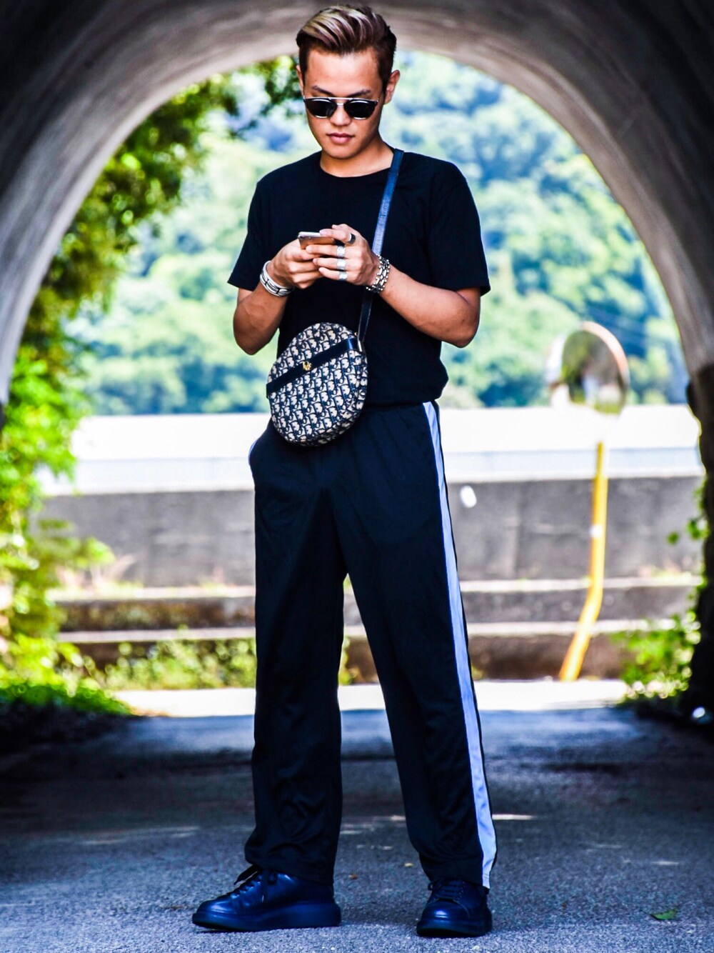 「UNIQLOのアイテム（Tシャツ/カットソー、ブラック系）」を使った、網藤  怜央さん（メンズ・170cm）の夏コーディネートの1枚目の写真