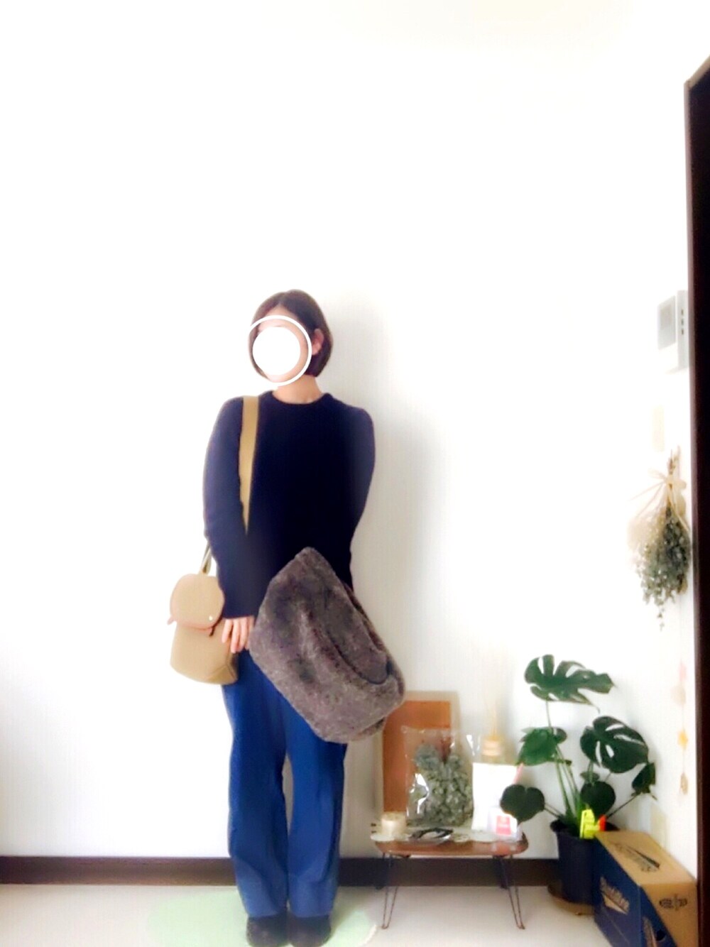 ブルー系のニット/セーター、ブルー系のデニムパンツ、ブラック系のブーツを着用したレディースの冬コーディネートの1枚目の写真