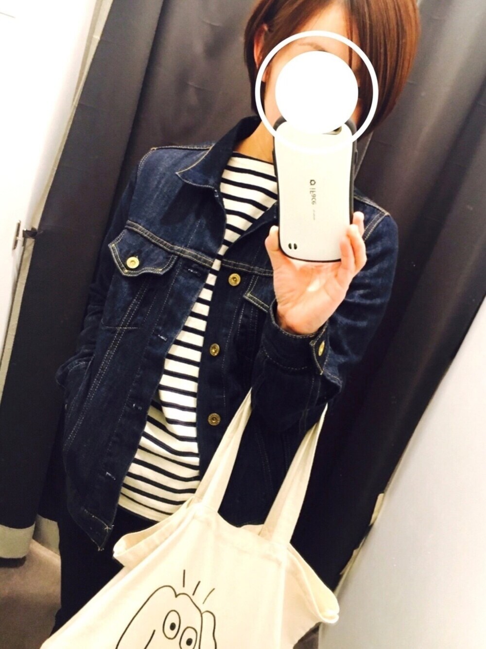 ホワイト系のトートバッグ、ブルー系のデニムジャケット、ブルー系のTシャツ/カットソーを着用したレディースの春コーディネートの1枚目の写真