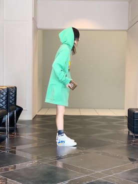 「アイテム（財布、ブラウン系）」を使った、Nuttyさん（レディース・157cm）の春コーディネート