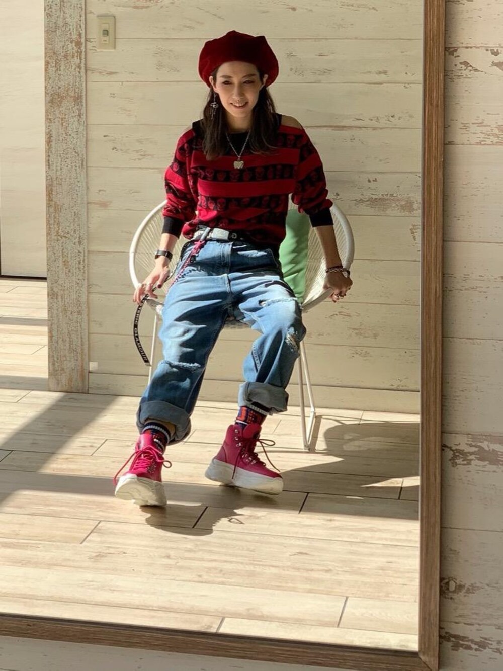 「スニーカー、Hysteric Glamour、カジュアルコーデ、ヒステリックグラマー、ストリートコーデ、パンクコーデ」｜「HYSTERIC GLAMOURのWOMAN ON SKULL PICKブレス（ブレスレット、シルバー系）」を使った、Nuttyさん（レディース・157cm）の春コーディネートの1枚目の写真