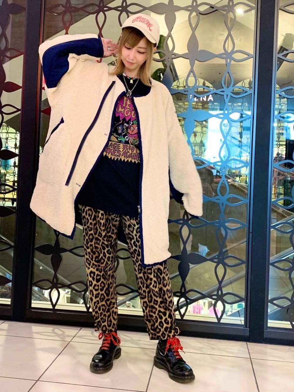 「ヒステリックグラマー、hysteric glamour」｜「HYSTERIC GLAMOURのSAVAGE PENCIL/STRAWBERRY MONSTERS BAND Tシャツ（Tシャツ/カットソー、ブラック系）」を使った、Nuttyさん（レディース・157cm）の秋コーディネートの1枚目の写真