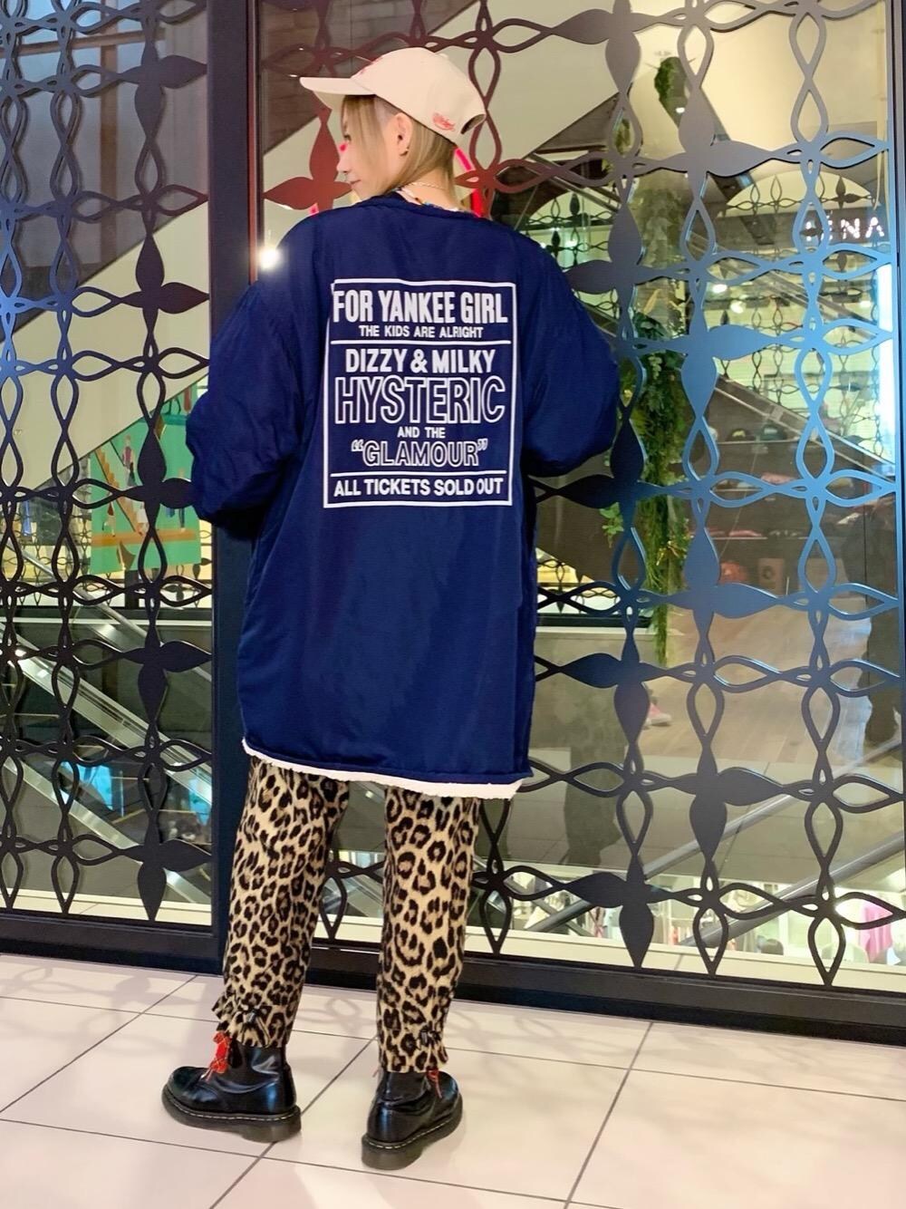 「ヒステリックグラマー、hysteric glamour」｜「HYSTERIC GLAMOURのSAVAGE PENCIL/STRAWBERRY MONSTERS BAND Tシャツ（Tシャツ/カットソー、ブラック系）」を使った、Nuttyさん（レディース・157cm）の秋コーディネートの1枚目の写真
