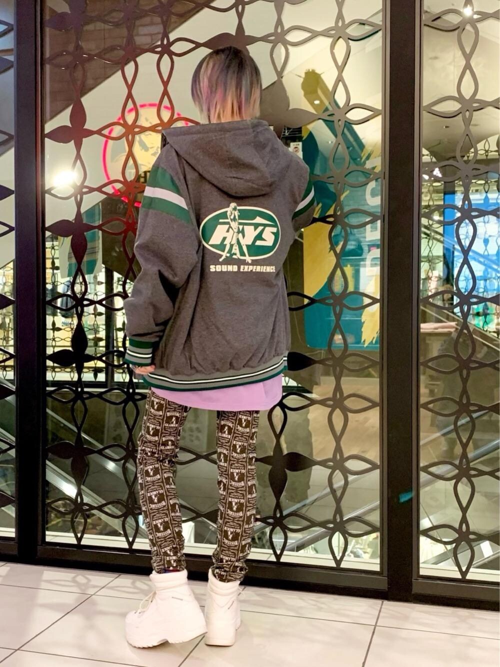 「ヒステリックグラマー、hysteric glamour」｜「HYSTERIC GLAMOURのWHISKY柄 リバーシブルスウェットパンツ（その他パンツ、その他）」を使った、Nuttyさん（レディース・157cm）の冬コーディネートの1枚目の写真