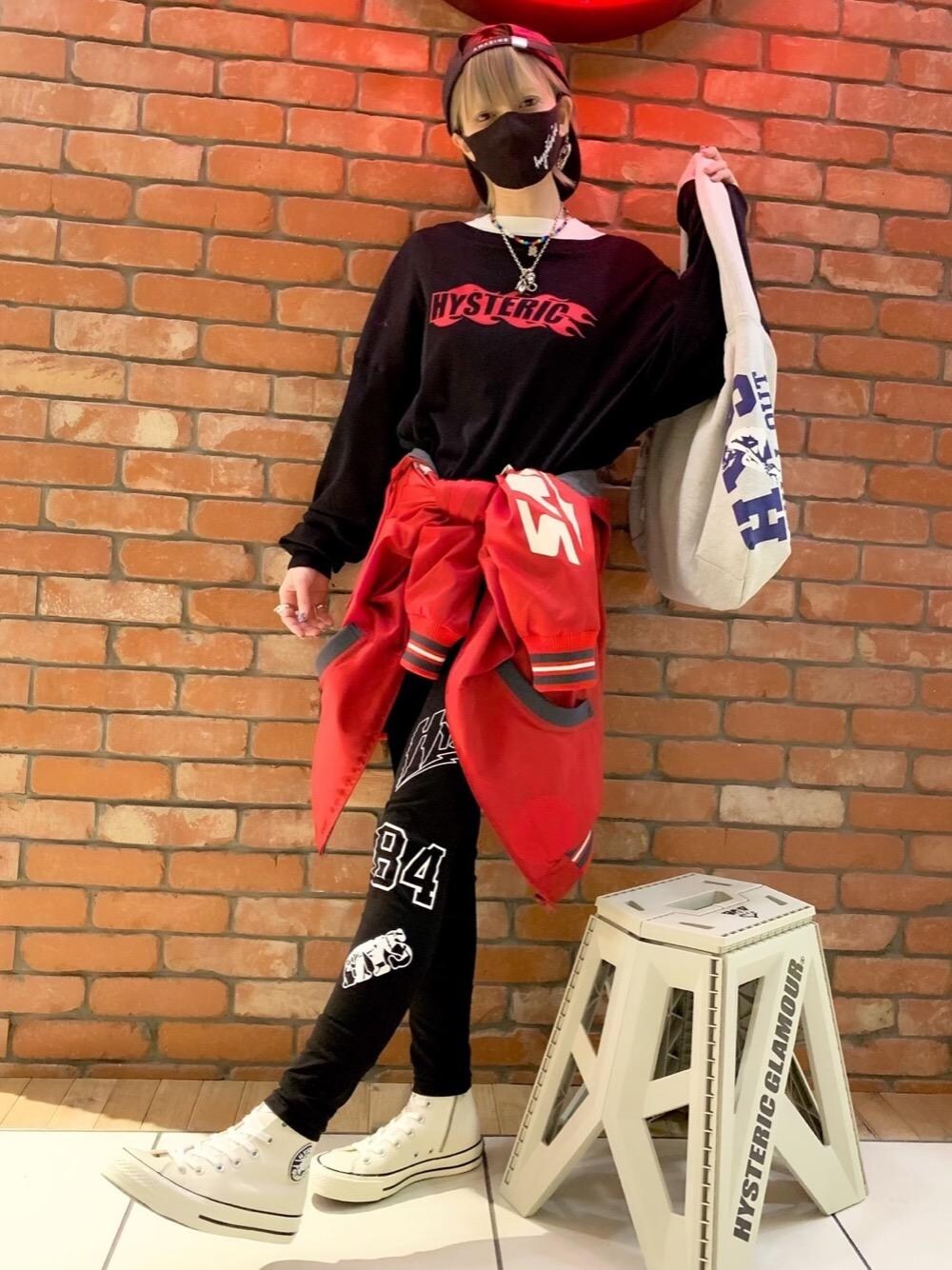 「ヒステリックグラマー、hysteric glamour」｜「HYSTERIC GLAMOURのHYS SYMBOL LOGO 刺繍キャップ（キャップ、ブラック系）」を使った、Nuttyさん（レディース・157cm）の冬コーディネートの1枚目の写真