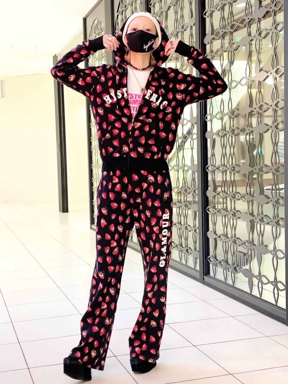 ホワイト系のTシャツ/カットソー、ブラック系のスウェットパンツ、ブラック系のパーカーを着用したレディースの冬コーディネートの1枚目の写真