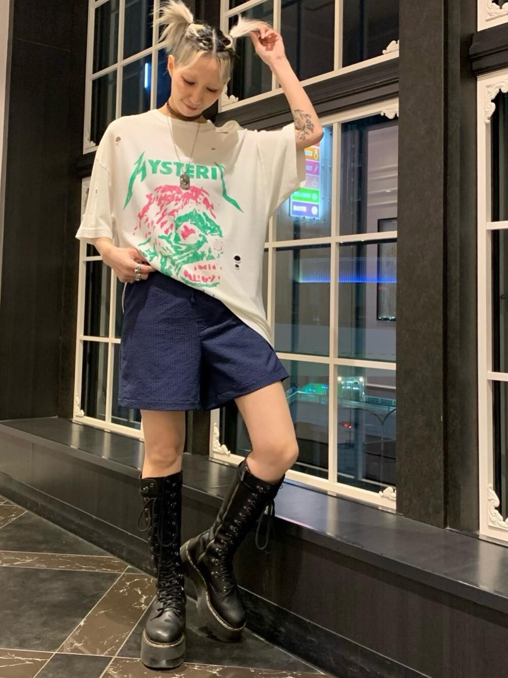 ブルー系のその他パンツ、ホワイト系のTシャツ/カットソーを着用したレディースの春コーディネートの1枚目の写真