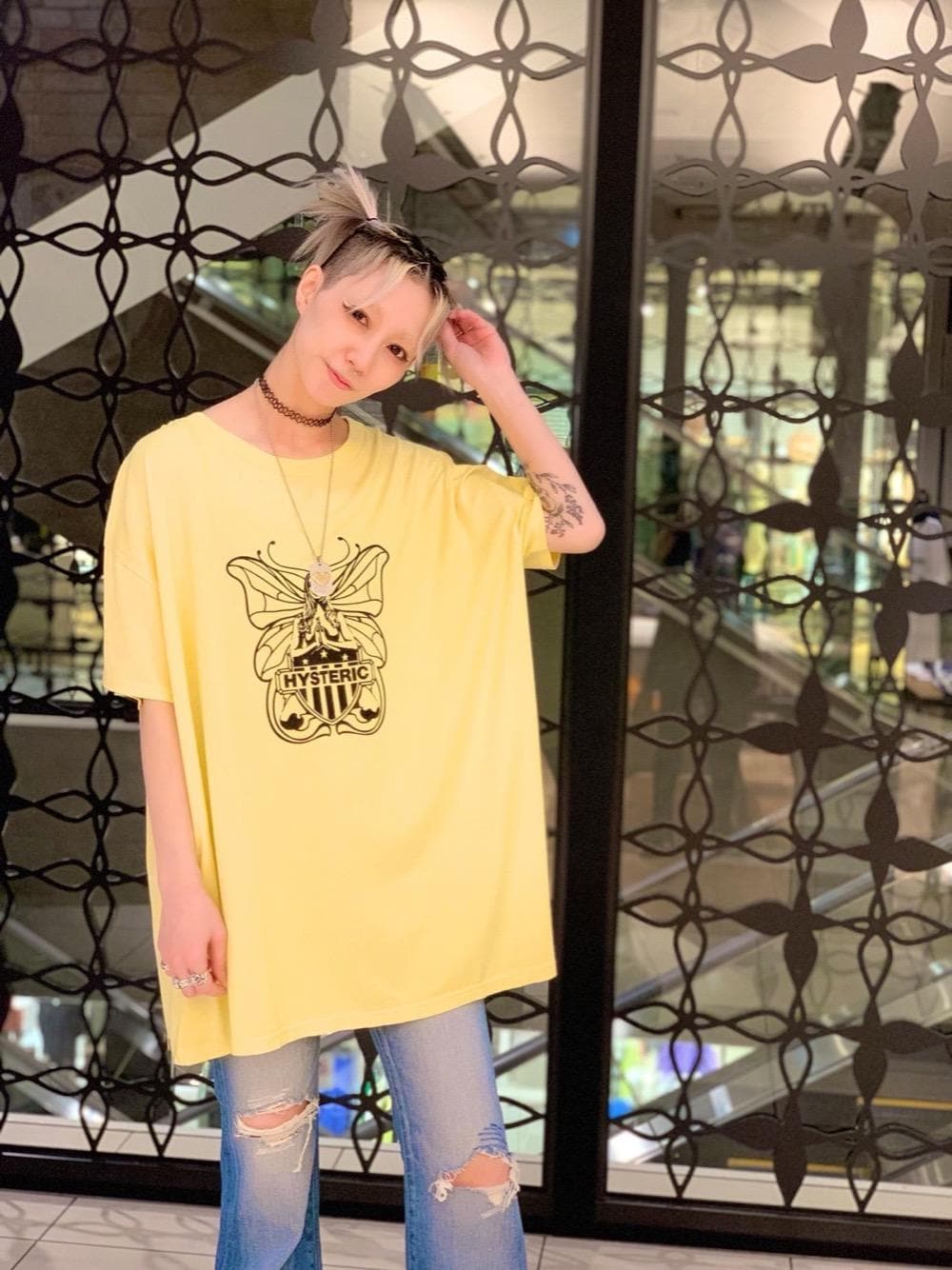 ブルー系のデニムパンツ、イエロー系のTシャツ/カットソーを着用したレディースの春コーディネートの1枚目の写真