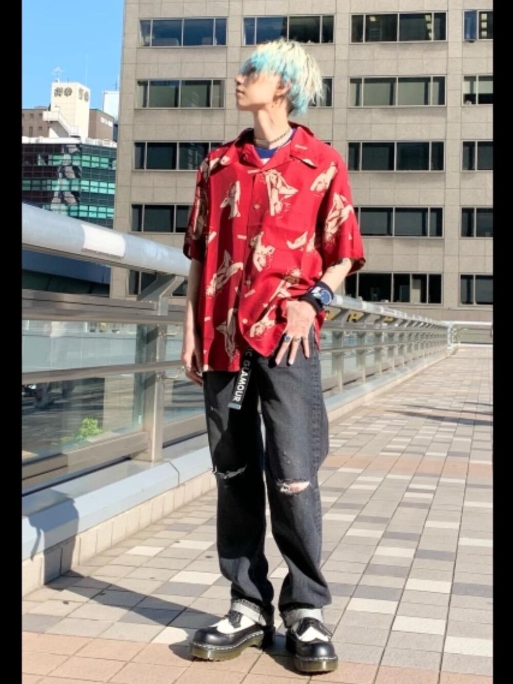 ブラック系のデニムパンツ、レッド系のシャツ/ブラウス、ブラック系のベルトを着用したレディースの夏コーディネートの1枚目の写真