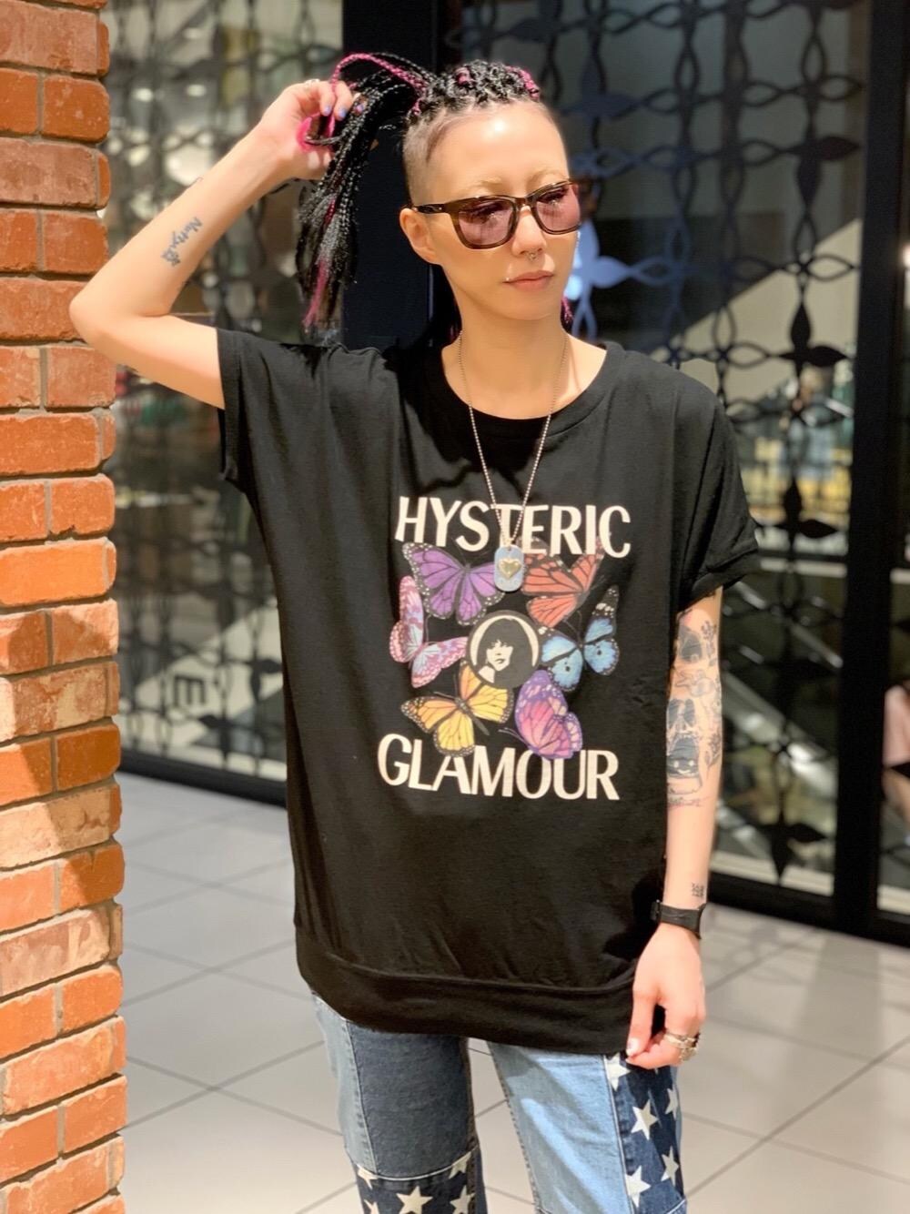 ブルー系のデニムパンツ、ブラック系のTシャツ/カットソー、ブラウン系のサングラスを着用したレディースの夏コーディネートの1枚目の写真