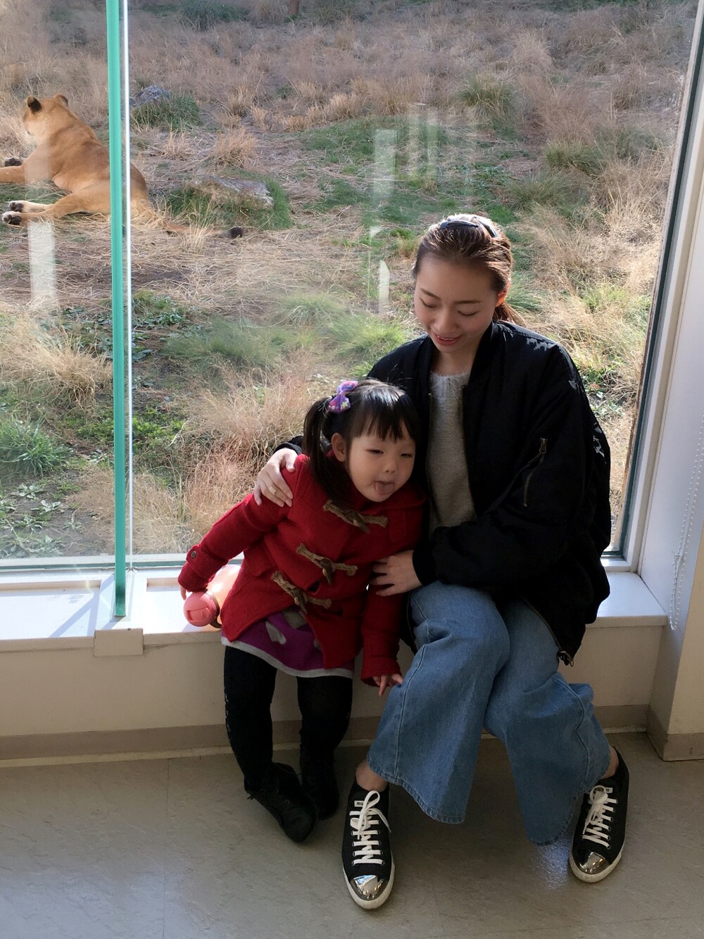 「miumiuのアイテム（その他シューズ、ブルー系）」を使った、minaさん（キッズ・100cm）の冬コーディネートの1枚目の写真