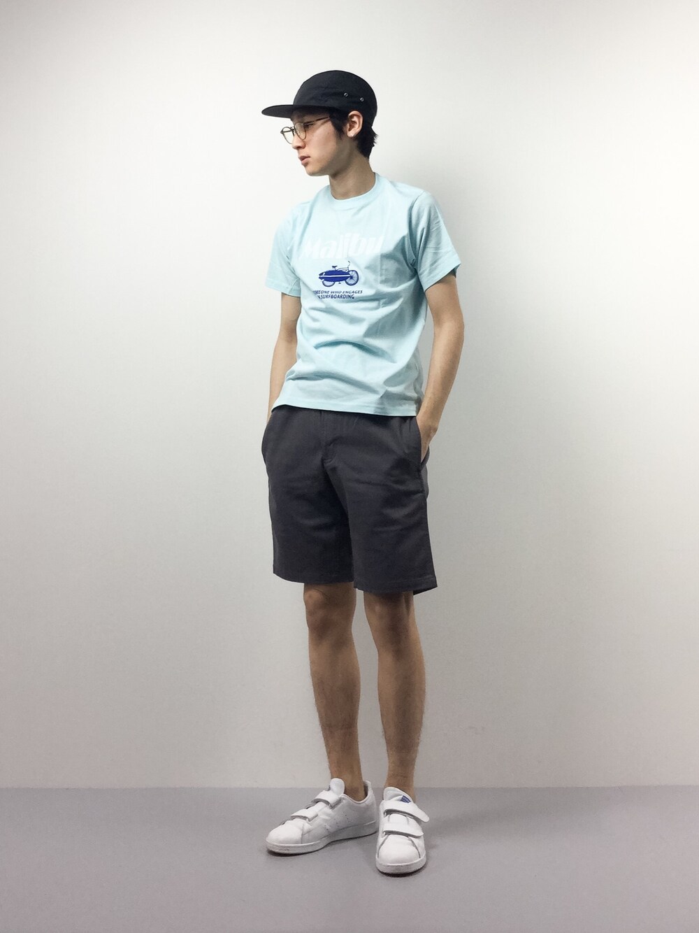 その他のTシャツ/カットソー、グレー系のその他パンツを着用したメンズの春コーディネートの1枚目の写真