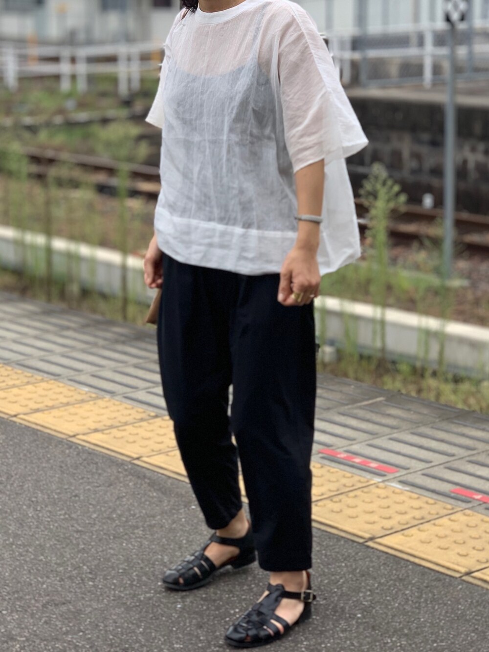「オトナカジュアル、白と黒、グルカサンダル」｜「R.U.のアイテム（サンダル、ブラック系）」を使った、はなさん（レディース・160cm）の夏コーディネートの1枚目の写真
