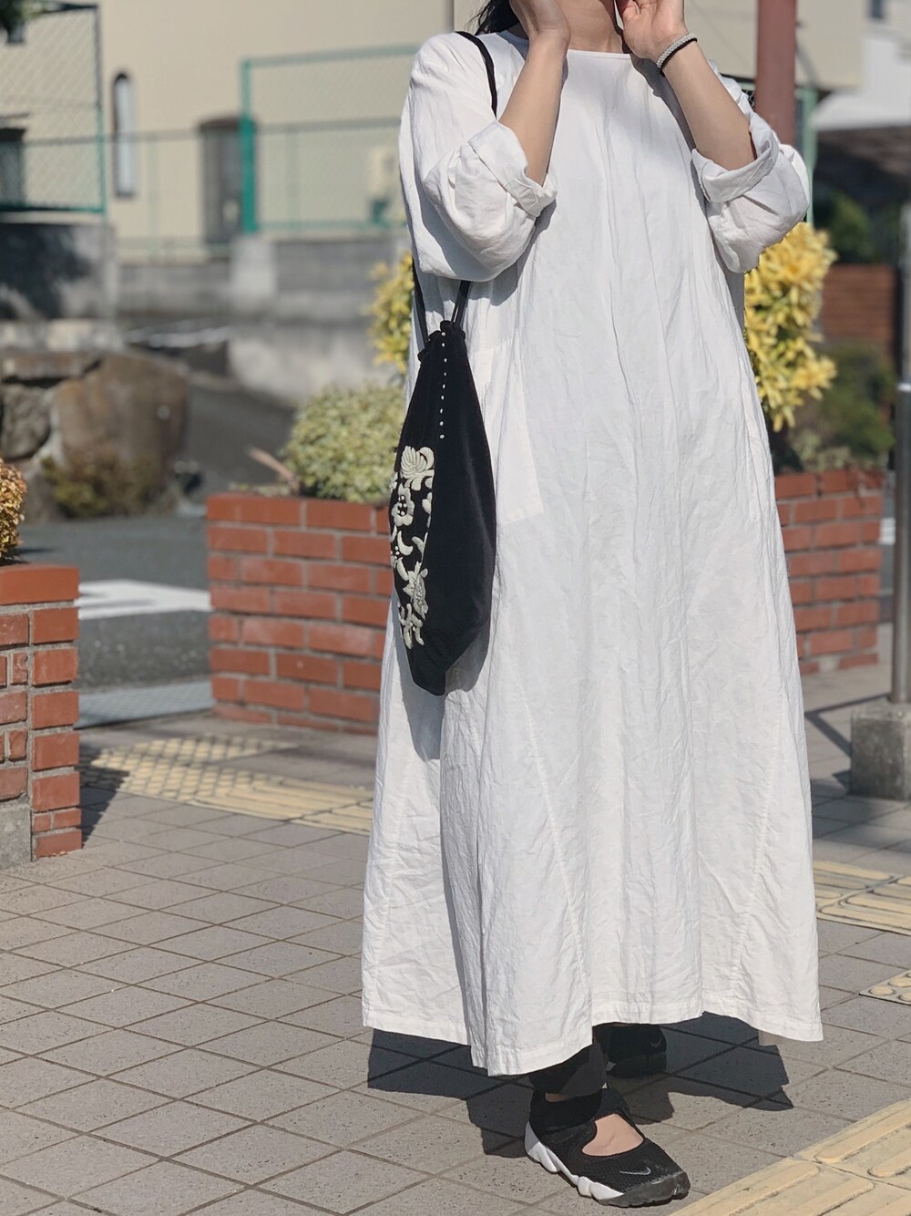 「白と黒、ベルベット、エアリフト、春夏コーデ」｜「ARTS & SCIENCEのアイテム（ワンピース、ホワイト系）」を使った、はなさん（レディース・160cm）の春コーディネートの1枚目の写真