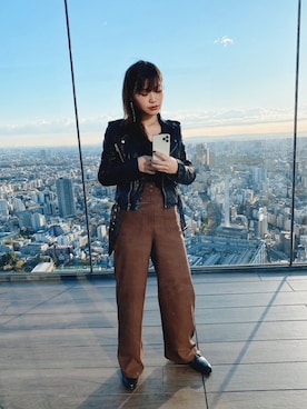 「リブニット」｜「アイテム（ライダースジャケット）」を使った、三橋栄香さん（レディース・155cm）の冬コーディネート