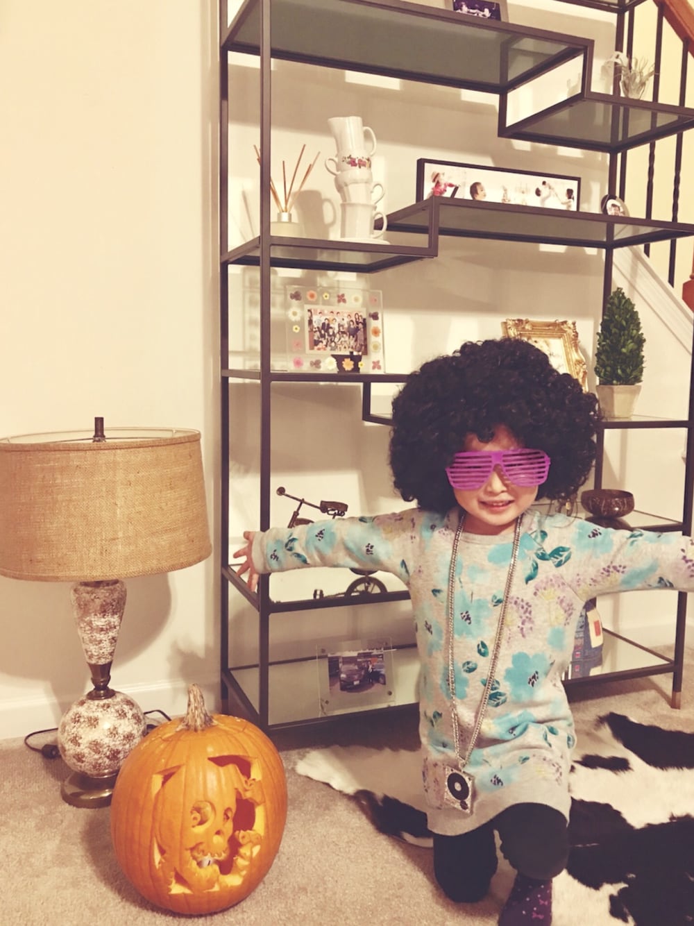 「ハロウィン、ハロウィンパーティー、仮装、ヒップホップ、オールドスクール」｜「アフロのアイテム（ウィッグ、ブラック系）」を使った、Coco NODEEさん（キッズ・92cm）の秋コーディネートの1枚目の写真