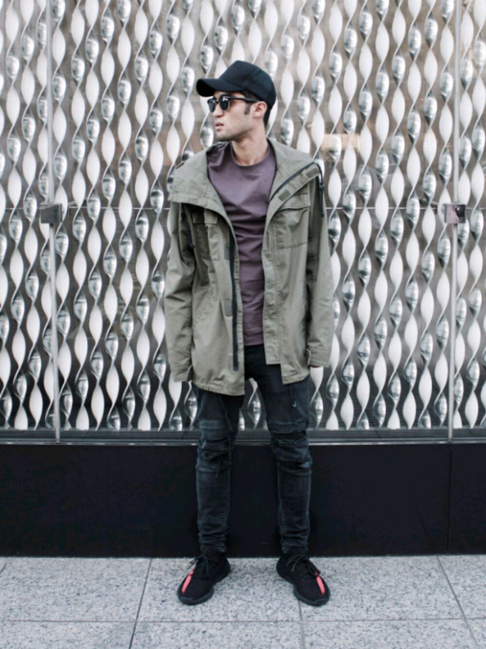 「casual、outfit」｜「adidasのアイテム（スニーカー、ブラック系）」を使った、Gustavo Avilaさん（メンズ・180cm）の春コーディネートの1枚目の写真