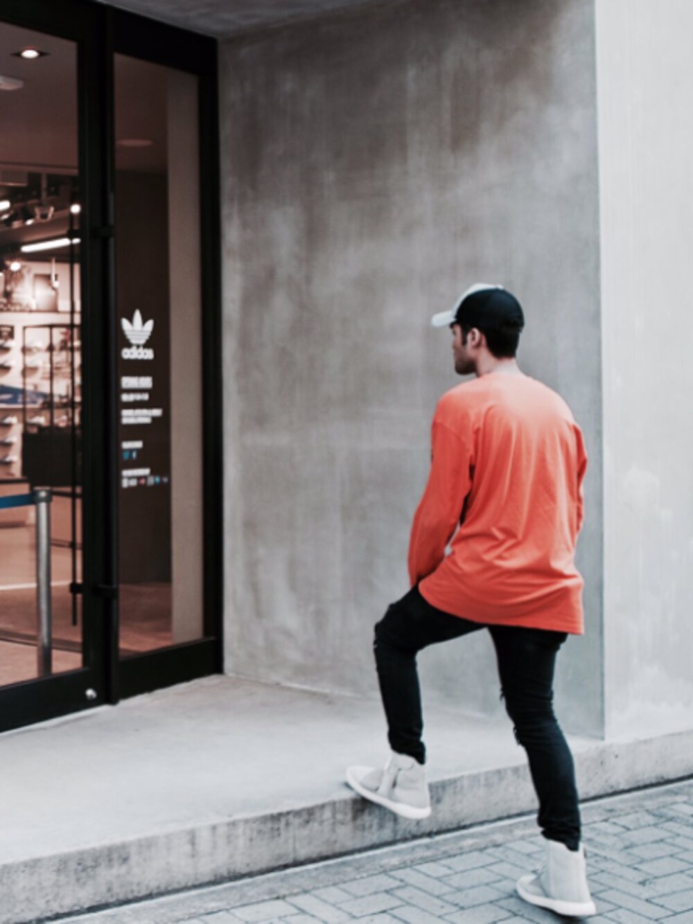 「outfit、casual、streetstyle」｜「adidasのアイテム（スニーカー、グレー系）」を使った、Gustavo Avilaさん（メンズ・180cm）の春コーディネートの1枚目の写真