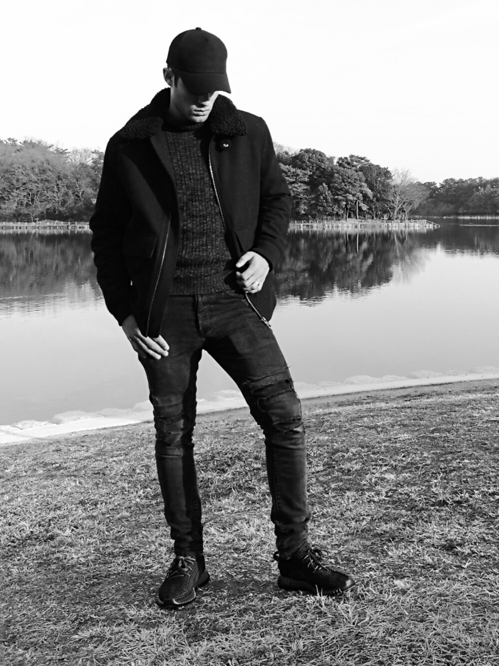 「outfit、casual、black and white、ALL BLACK」｜「adidasのアイテム（スニーカー、ブラック系）」を使った、Gustavo Avilaさん（メンズ・180cm）の春コーディネートの1枚目の写真