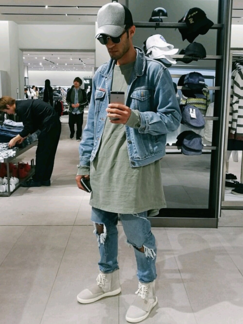 「outfit、denim、casual、streetstyle」｜「CONVERSEのアイテム（デニムジャケット、その他）」を使った、Gustavo Avilaさん（メンズ・180cm）の春コーディネートの1枚目の写真