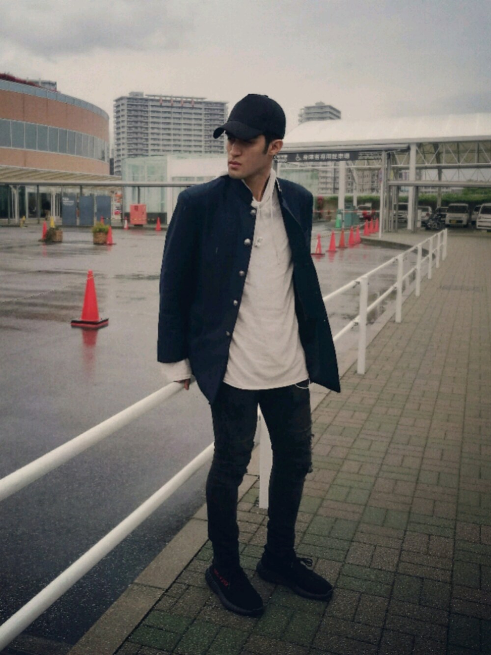 「school uniform、outfit、casual、streetstyle」｜「no brandのアイテム（その他アウター、その他）」を使った、Gustavo Avilaさん（メンズ・180cm）の春コーディネートの1枚目の写真