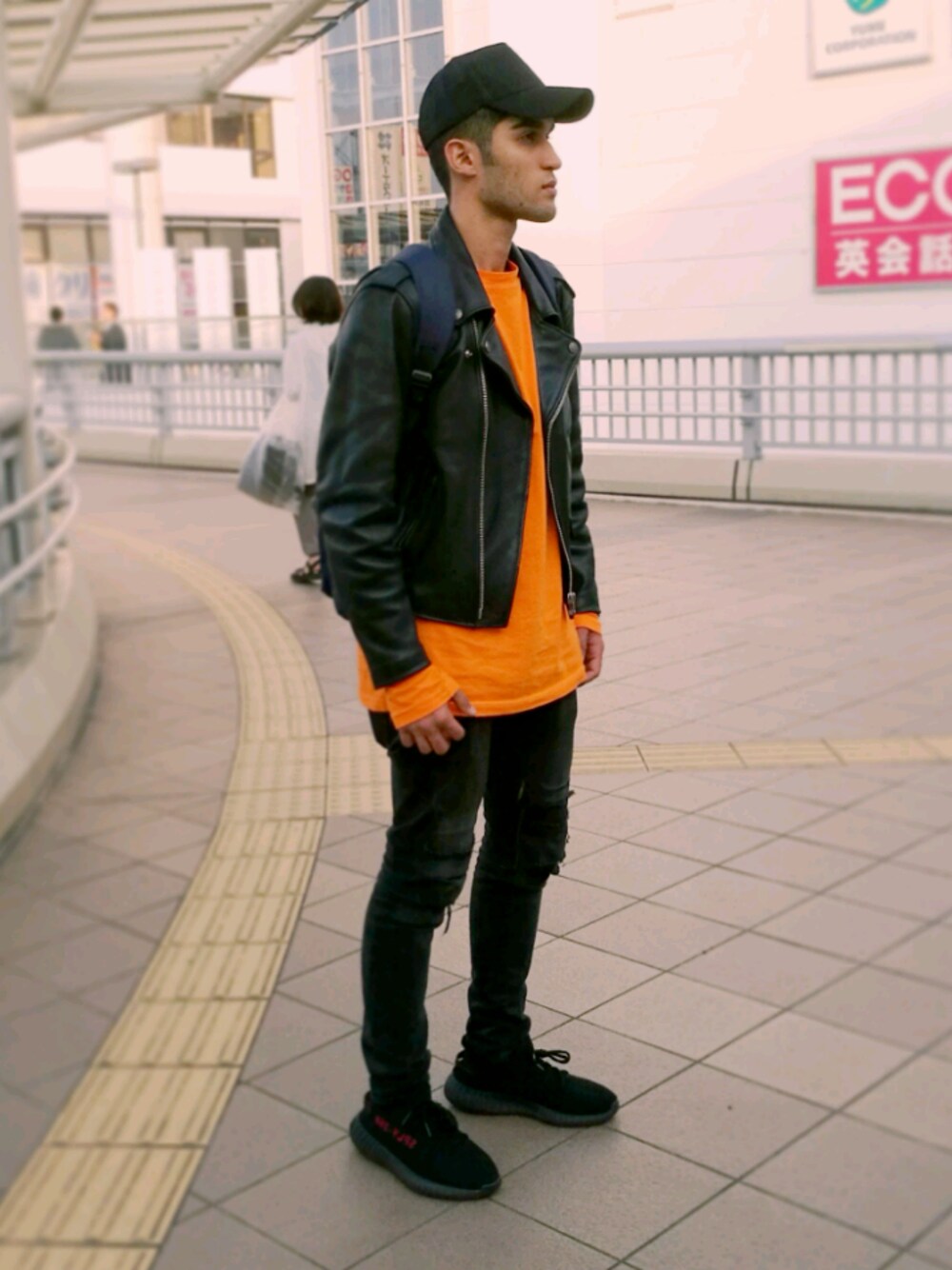 「leather、outfit、casual、streetstyle」｜「FOREVER 21のアイテム（シャツ/ブラウス、オレンジ系）」を使った、Gustavo Avilaさん（メンズ・180cm）の春コーディネートの1枚目の写真