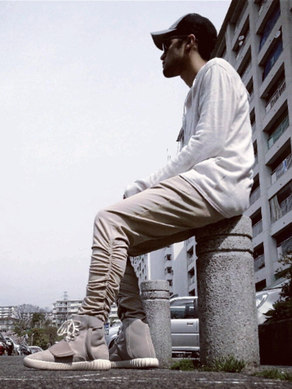 「outfit、casual、streetstyle、beige」｜「adidasのアイテム（スニーカー、グレー系）」を使った、Gustavo Avilaさん（メンズ・180cm）の春コーディネートの1枚目の写真