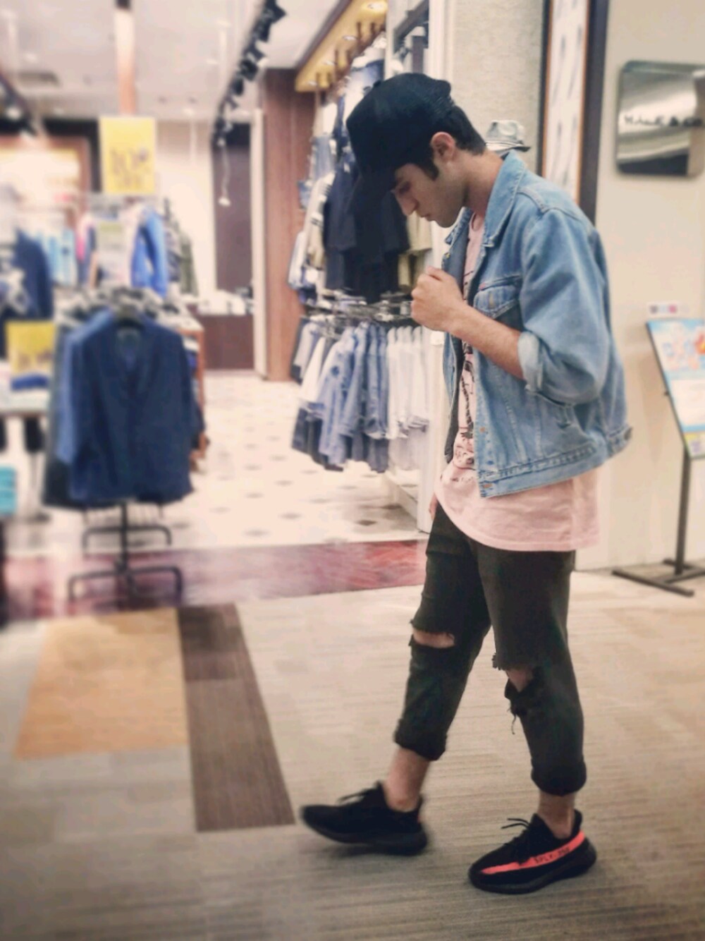 「pink、outfit、casual、streetstyle」｜「adidasのアイテム（スニーカー、ブラック系）」を使った、Gustavo Avilaさん（メンズ・180cm）の春コーディネートの1枚目の写真