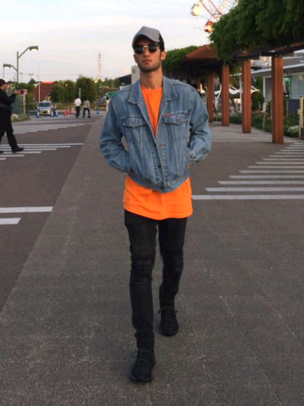 「outfit、casual、denim、streetstyle、刈谷ハイウェイオアシス」｜「CONVERSEのアイテム（デニムジャケット、その他）」を使った、Gustavo Avilaさん（メンズ・180cm）の春コーディネートの1枚目の写真
