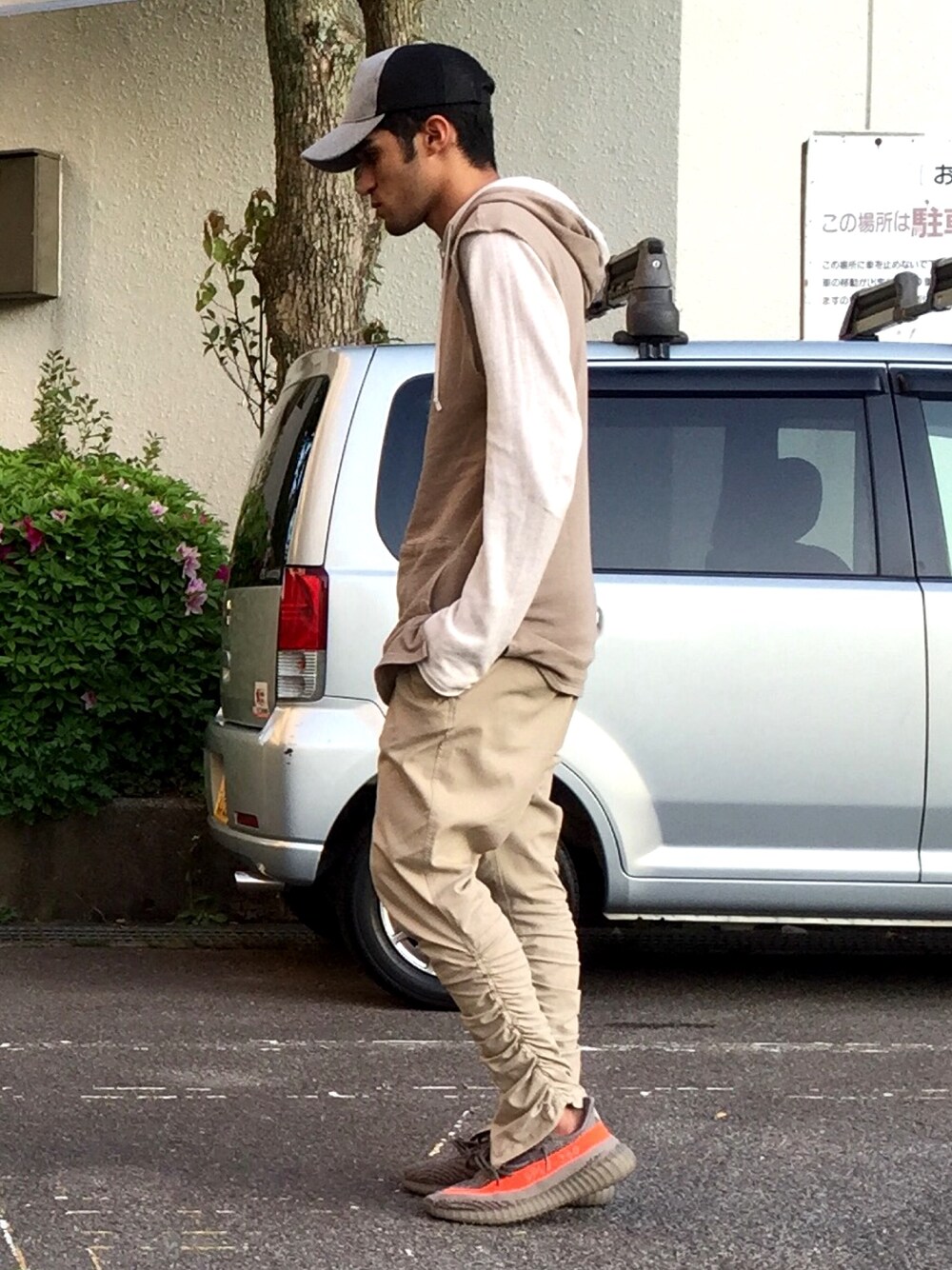 「ootd、outfit、casual、stripe、streetstyle」｜「adidasのアイテム（スニーカー、ホワイト系）」を使った、Gustavo Avilaさん（メンズ・180cm）の春コーディネートの1枚目の写真