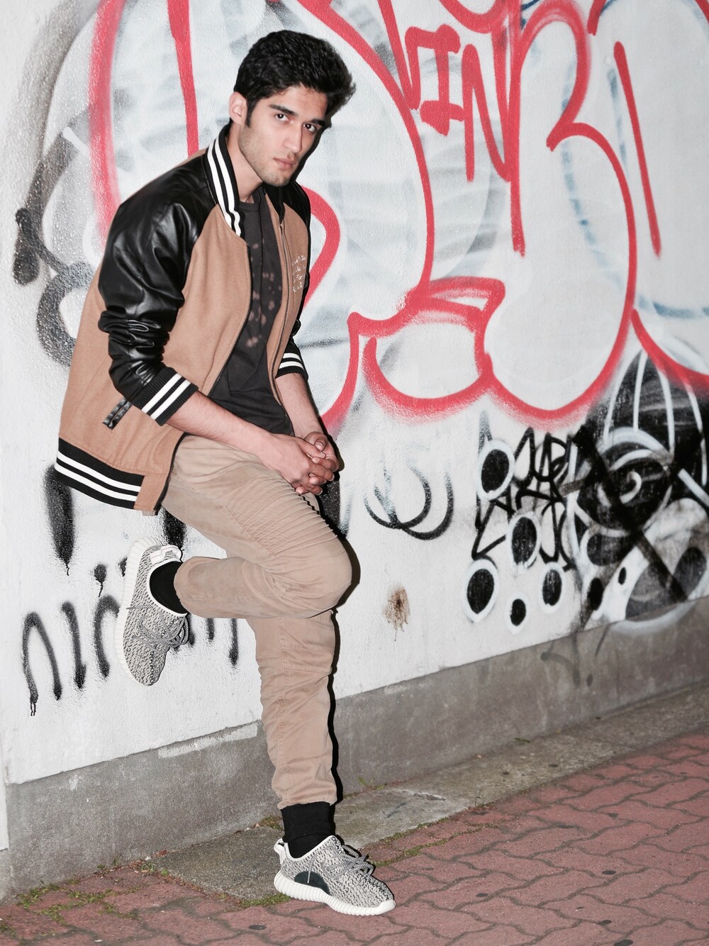 「ootd、outfit、casual、sneakers、streetstyle」｜「adidasのアイテム（スニーカー、その他）」を使った、Gustavo Avilaさん（メンズ・180cm）の春コーディネートの1枚目の写真