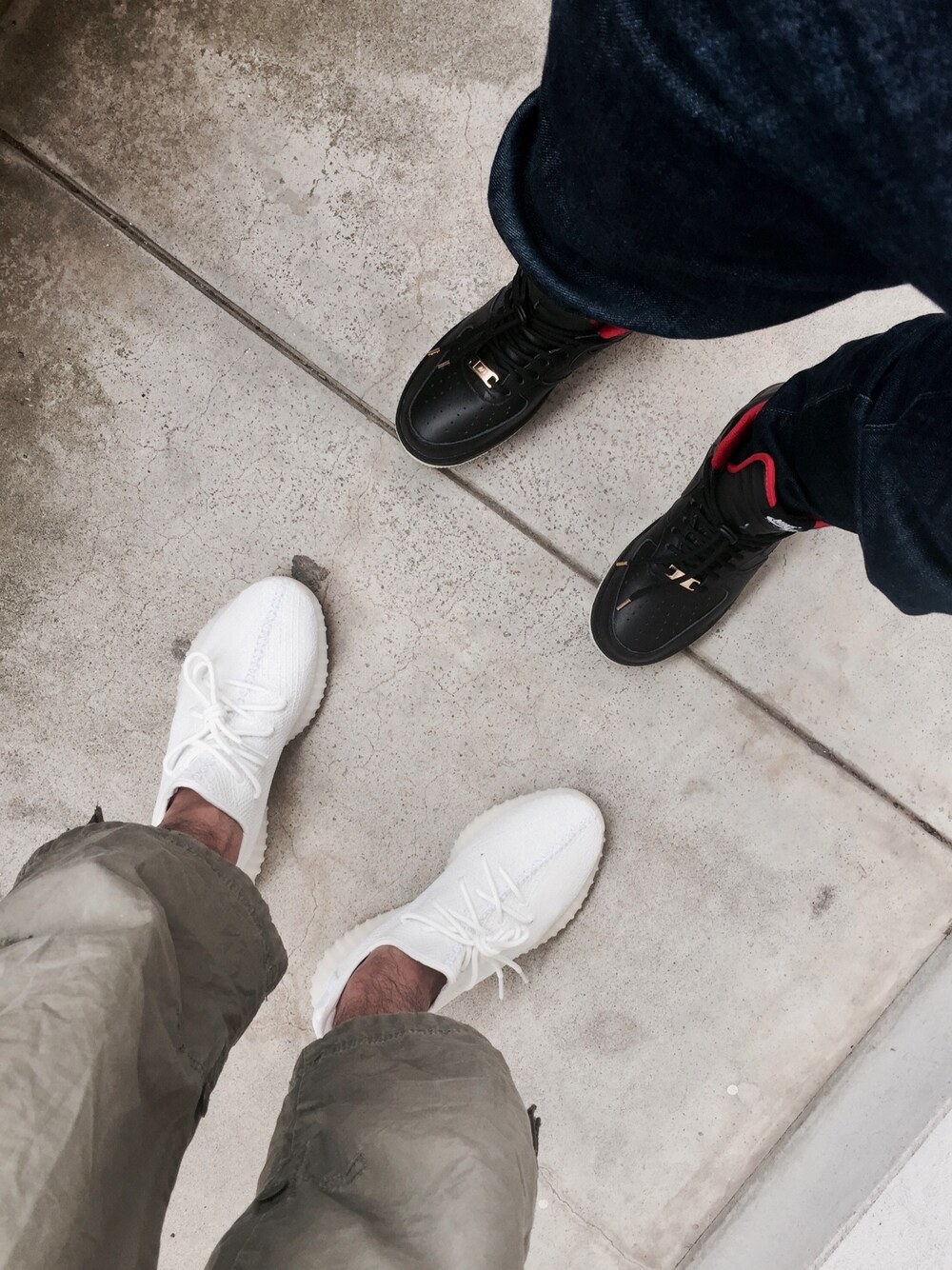 「ootd、outfit、summer、denim、casual、sneakers、streetstyle」｜「adidasのアイテム（スニーカー、ホワイト系）」を使った、Gustavo Avilaさん（メンズ・180cm）の春コーディネートの1枚目の写真
