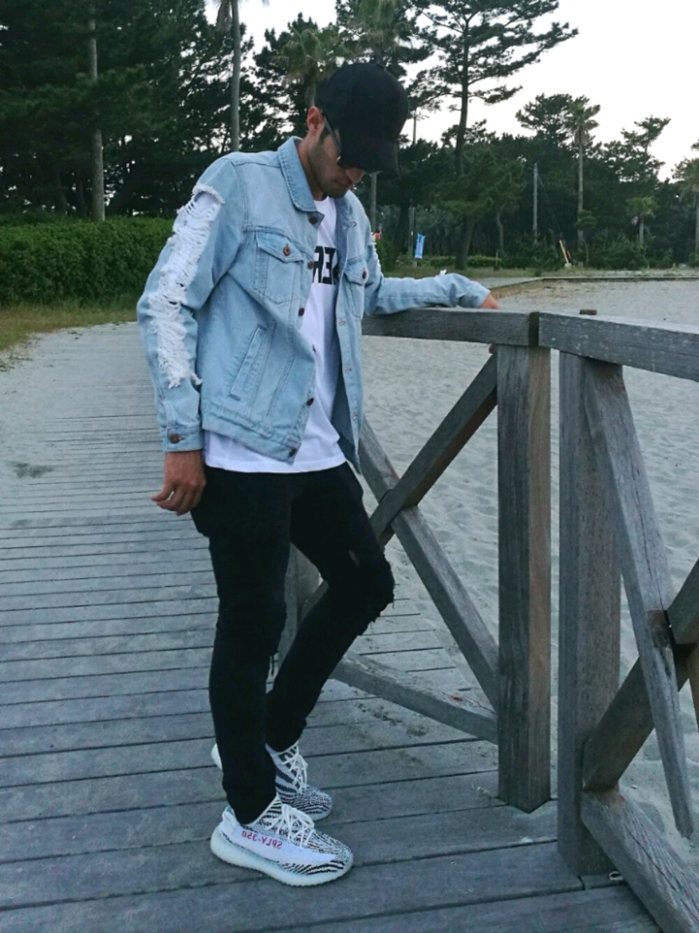 「ootd、outfit、summer、denim、casual、stripe、sneakers」｜「FOREVER 21のアイテム（デニムジャケット、その他）」を使った、Gustavo Avilaさん（メンズ・180cm）の春コーディネートの1枚目の写真