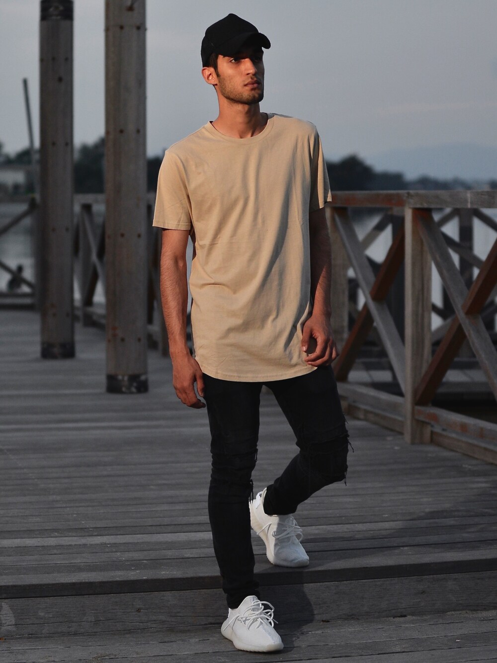 「ootd、outfit、summer、casual、stripe、sneakers、streetstyle」｜「H&Mのアイテム（Tシャツ/カットソー、ベージュ系）」を使った、Gustavo Avilaさん（メンズ・180cm）の春コーディネートの1枚目の写真